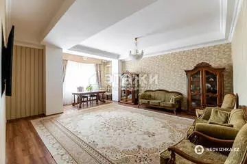 3-комнатная квартира, этаж 3 из 8, 152 м²