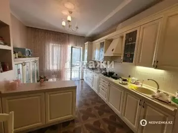 4-комнатная квартира, этаж 1 из 6, 175 м²