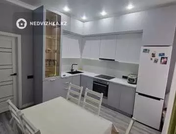 3-комнатная квартира, этаж 1 из 10, 82 м²