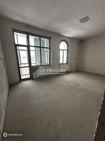 4-комнатная квартира, этаж 5 из 6, 213 м²