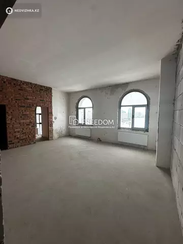 4-комнатная квартира, этаж 5 из 6, 213 м²