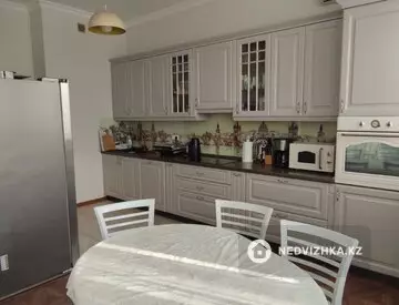 5-комнатная квартира, этаж 3 из 4, 215 м²