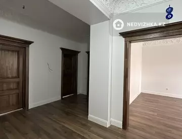 4-комнатная квартира, этаж 2 из 8, 176 м²