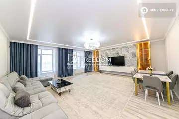 5-комнатная квартира, этаж 4 из 12, 248 м²