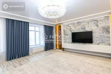 5-комнатная квартира, этаж 4 из 12, 248 м²