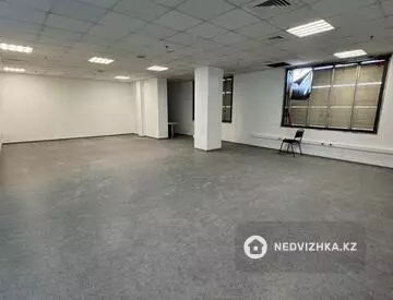 Офисное помещение, 3 этажа, в бизнес-центре, 70 м², на длительный срок