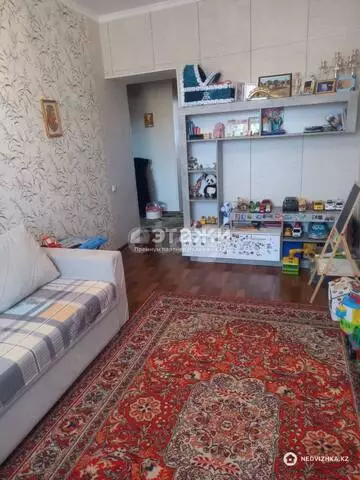 2-комнатная квартира, этаж 4 из 5, 64 м²