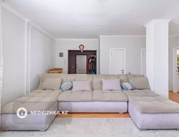 4-комнатная квартира, этаж 7 из 10, 100 м²