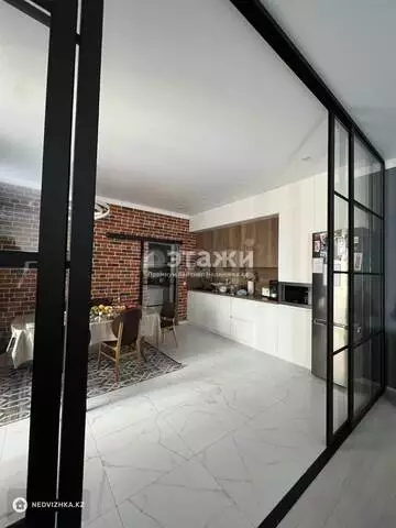 4-комнатная квартира, этаж 9 из 10, 128 м²