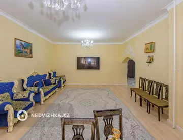 4-комнатная квартира, этаж 2 из 10, 130 м²