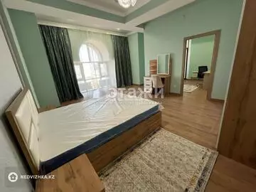 4-комнатная квартира, этаж 7 из 7, 190 м², на длительный срок