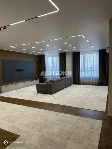 4-комнатная квартира, этаж 7 из 9, 220 м²