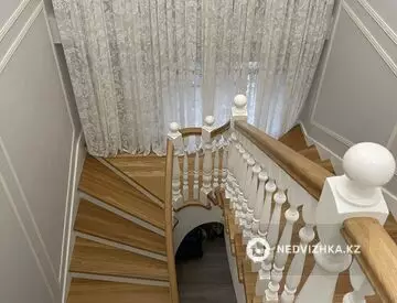 5-комнатная квартира, этаж 16 из 17, 259 м²