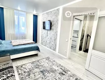 1-комнатная квартира, этаж 3 из 9, 44 м², посуточно