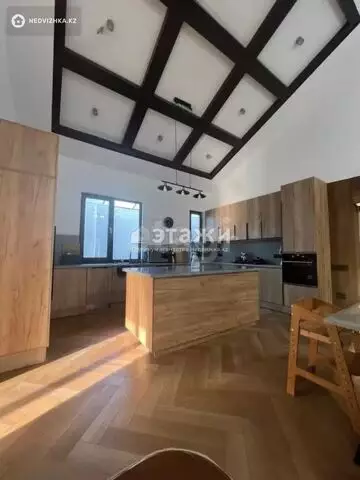 7-комнатный дом, 7 соток, 205 м²