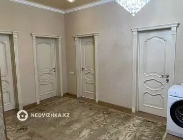 3-комнатная квартира, этаж 4 из 8, 166 м²