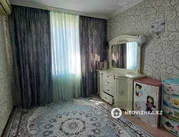 4-комнатная квартира, этаж 4 из 5, 90 м²