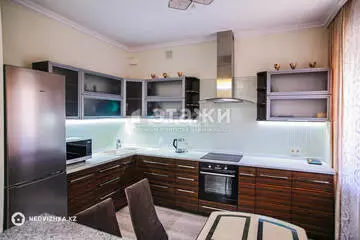 2-комнатная квартира, этаж 4 из 9, 90 м², на длительный срок