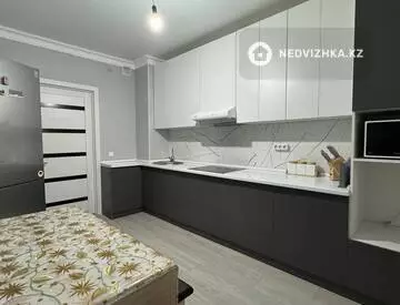 1-комнатная квартира, этаж 10 из 10, 42 м², посуточно