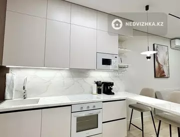 1-комнатная квартира, этаж 14 из 22, 60 м², на длительный срок