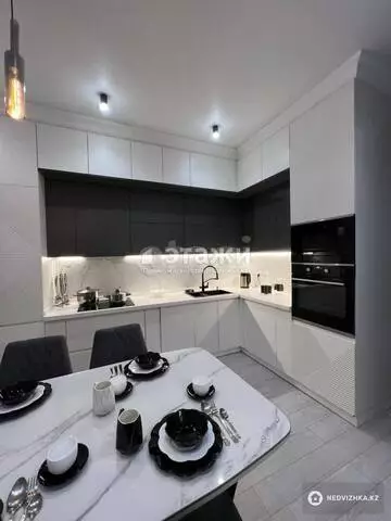 2-комнатная квартира, этаж 10 из 17, 80 м², на длительный срок