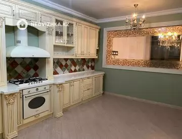 4-комнатная квартира, этаж 8 из 9, 218 м²