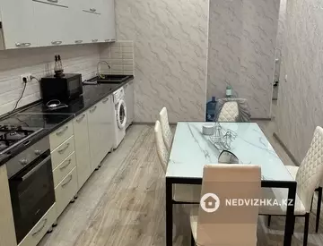 2-комнатная квартира, этаж 8 из 9, 80 м², на длительный срок