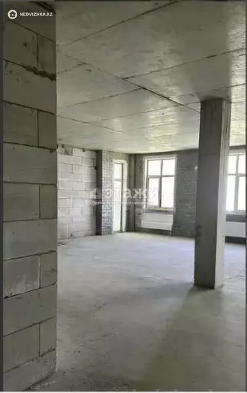 3-комнатная квартира, этаж 4 из 6, 212 м²