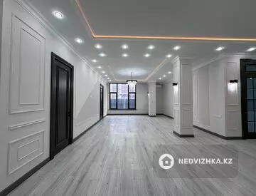 3-комнатная квартира, этаж 1 из 10, 189 м²