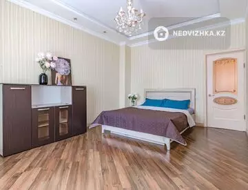 4-комнатная квартира, этаж 7 из 8, 100 м², посуточно