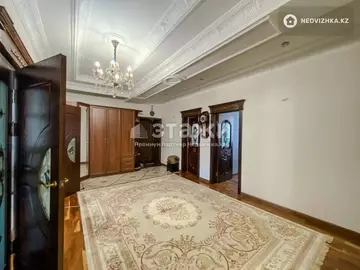 5-комнатная квартира, этаж 3 из 3, 187 м²