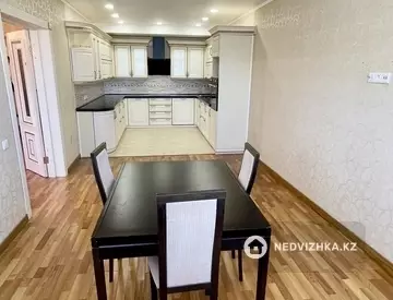 5-комнатная квартира, этаж 7 из 9, 211 м²