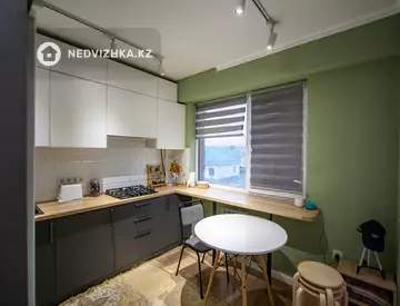 2-комнатная квартира, этаж 4 из 10, 62 м²