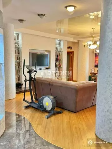 5-комнатная квартира, этаж 13 из 15, 163 м²