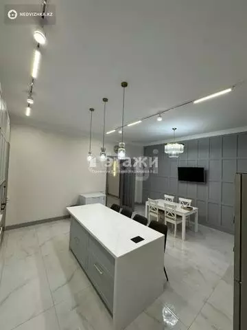 3-комнатная квартира, этаж 4 из 6, 203 м²