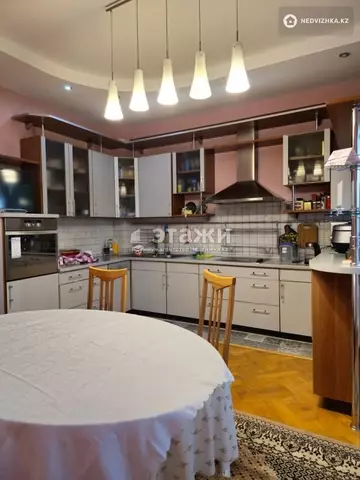 5-комнатная квартира, этаж 4 из 5, 275 м²