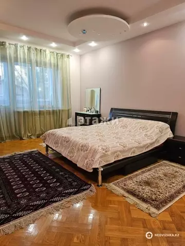 5-комнатная квартира, этаж 4 из 5, 275 м²