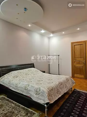 5-комнатная квартира, этаж 4 из 5, 275 м²