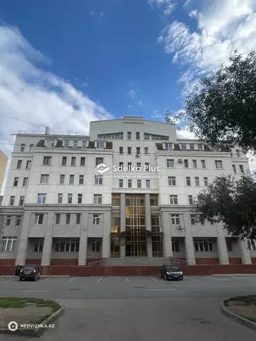 3-комнатная квартира, этаж 4 из 7, 142 м²