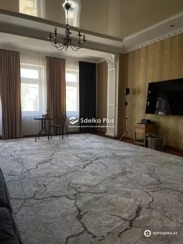 3-комнатная квартира, этаж 4 из 7, 142 м²