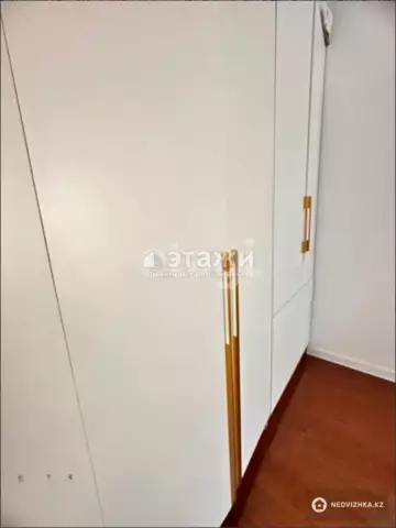 1-комнатная квартира, этаж 10 из 12, 38 м²