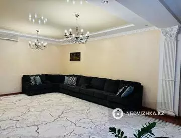 3-комнатная квартира, этаж 4 из 7, 142 м²