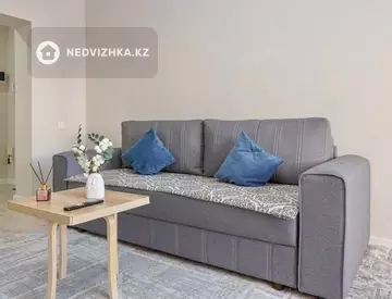 2-комнатная квартира, этаж 4 из 12, 65 м², посуточно