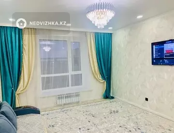 3-комнатная квартира, этаж 2 из 9, 85 м², посуточно