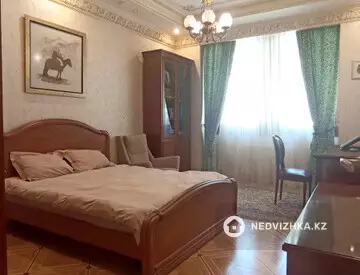 5-комнатная квартира, этаж 3 из 4, 230 м²