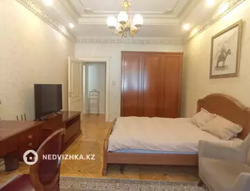 5-комнатная квартира, этаж 3 из 4, 230 м²