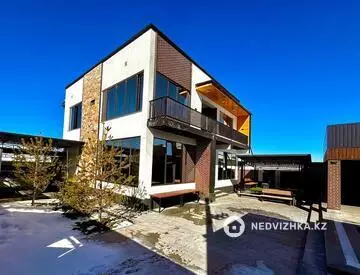 5-комнатная квартира, этаж 4 из 5, 340 м²