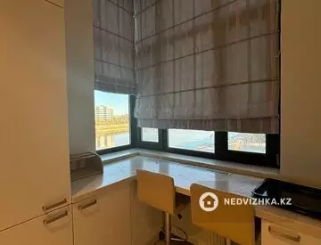 5-комнатная квартира, этаж 4 из 5, 340 м²