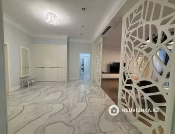 5-комнатная квартира, этаж 4 из 5, 340 м²