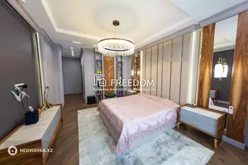 5-комнатная квартира, этаж 7 из 8, 226 м²
